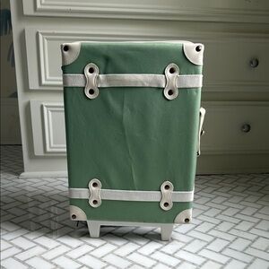 Green and White Vintage-Style Suitcase